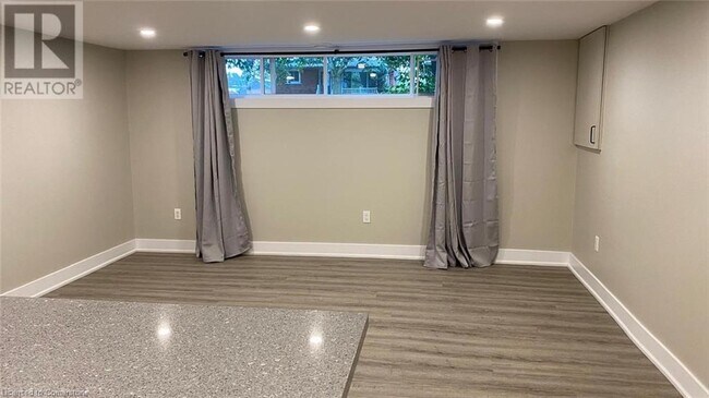 54 Atwater Crescent in Hamilton, ON - Building Photo - Building Photo