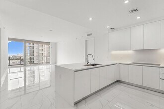 220 Lake Shore Dr, Unit 1015 in Lake Park, FL - Building Photo - Building Photo