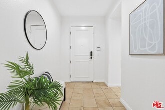5625 Crescent Park W in Los Angeles, CA - Building Photo - Building Photo