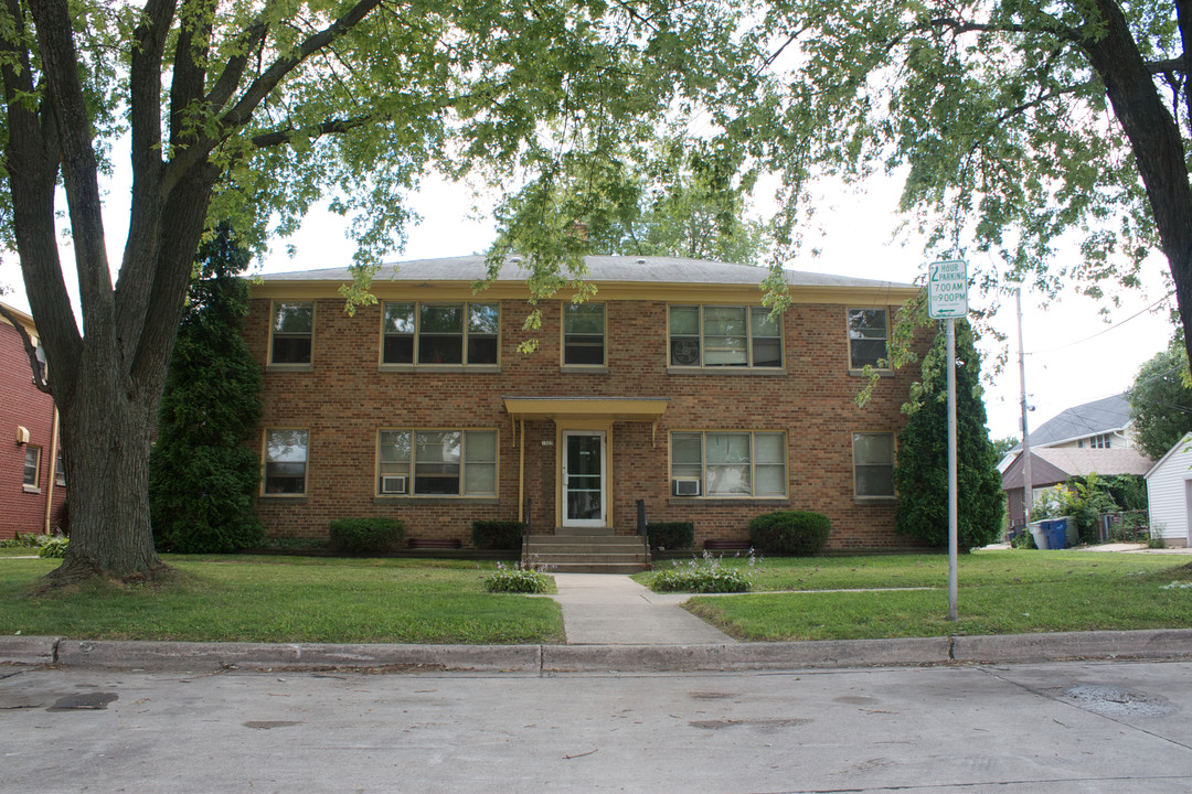 1323 E Colorado St in Milwaukee, WI - Foto de edificio