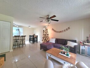 801 Lyons Rd in Coconut Creek, FL - Foto de edificio - Building Photo