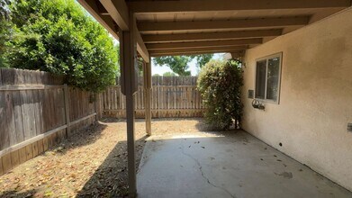 1945 E Vassar Dr in Visalia, CA - Building Photo - Building Photo