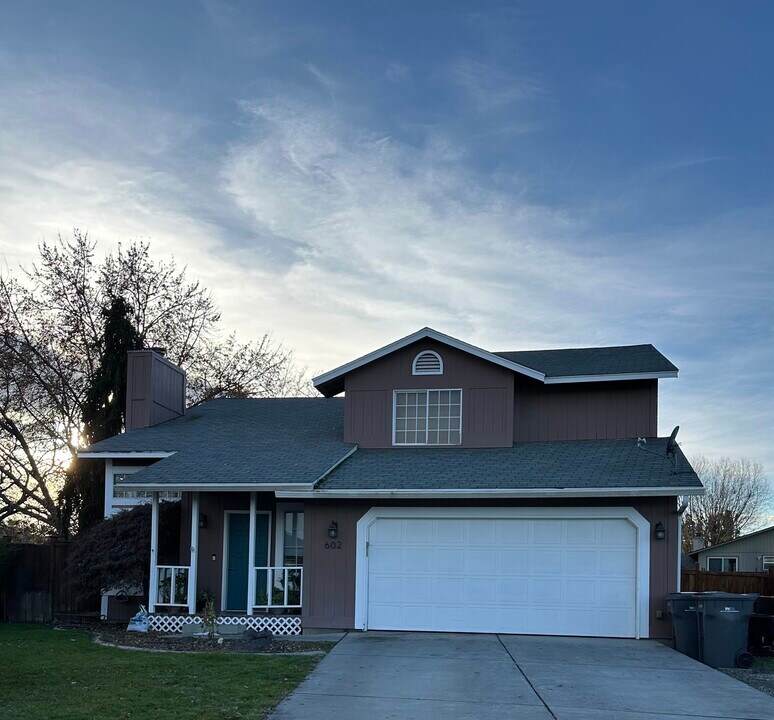 602 S Arthur Pl in Kennewick, WA - Building Photo
