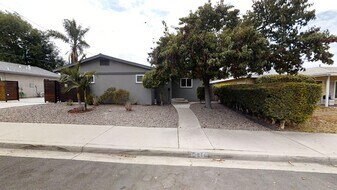 5216 E Falls View Dr in San Diego, CA - Building Photo