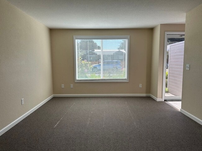 700 Edison Ave SW in Bandon, OR - Building Photo - Building Photo