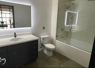 527 Molino St, Unit 117 in Los Angeles, CA - Foto de edificio - Building Photo