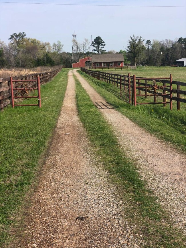 2648 W Point Rd in Kilgore, TX - Building Photo - Building Photo