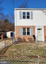 5830 Biscayne Dr in Alexandria, VA - Building Photo