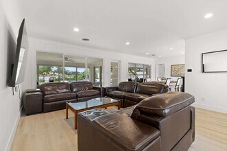 490 Coffee Pot Riviera NE in St. Petersburg, FL - Building Photo - Building Photo