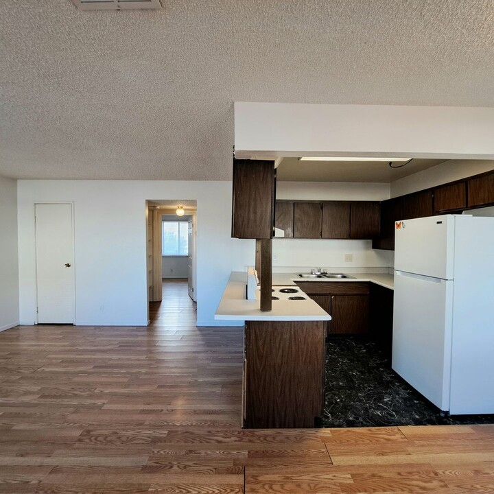 155 Westminster Way in Henderson, NV - Foto de edificio