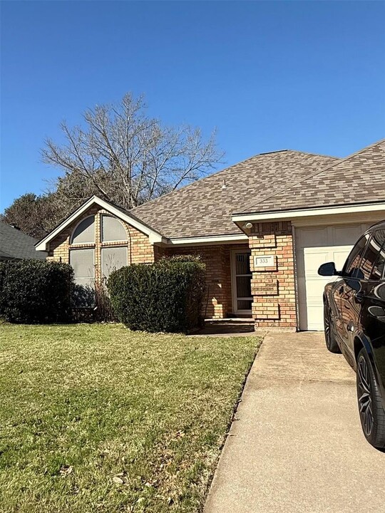 333 NE Alsbury Blvd in Burleson, TX - Building Photo