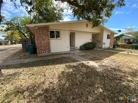 911 N Penelope St in Belton, TX - Building Photo