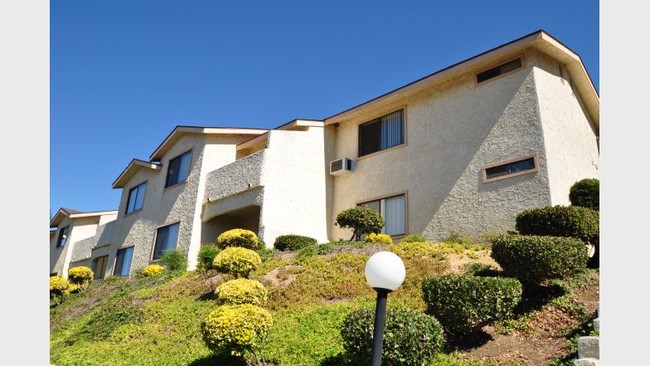 Sunset Terrace Apartments in Fallbrook, CA - Building Photo - Building Photo