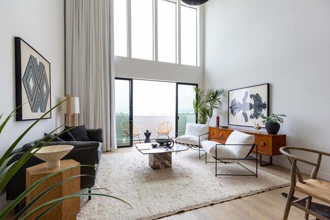 1319 S Orange Grove Ave in Los Angeles, CA - Foto de edificio - Interior Photo