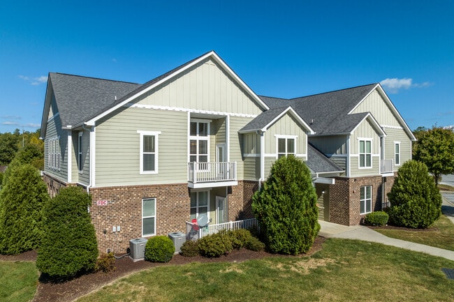 Ballantyne Commons Apartments in Hendersonville, NC - Foto de edificio - Building Photo