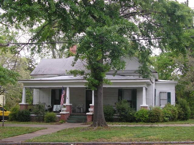 142 E Montgomery St in Milledgeville, GA - Foto de edificio