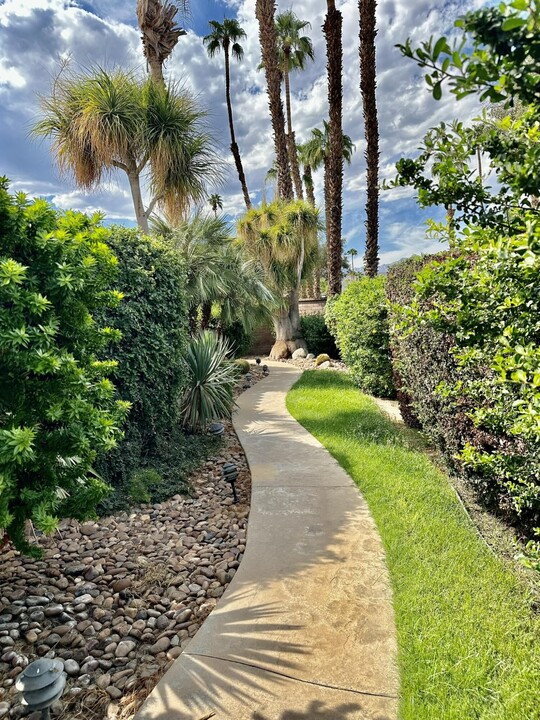 278 San Vincente Cir in Palm Desert, CA - Foto de edificio