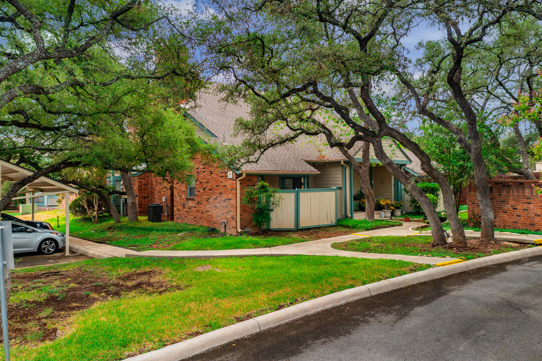 Covington Oaks in San Antonio, TX - Foto de edificio