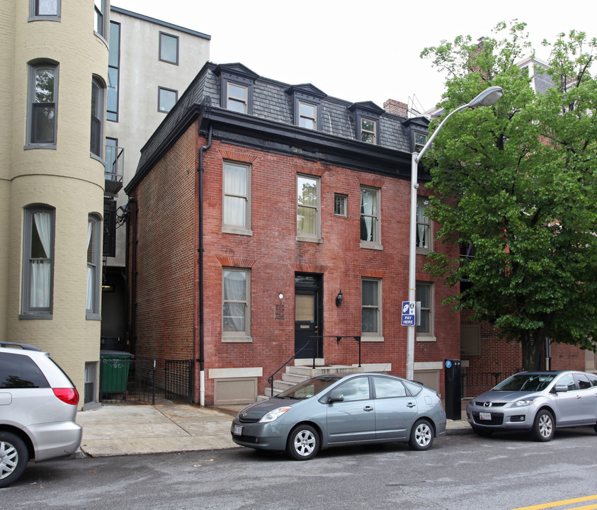 4 W Read St in Baltimore, MD - Building Photo