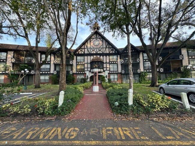 3730 Inverrary Dr in Lauderhill, FL - Foto de edificio - Building Photo