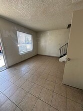 128 White Ln in Bakersfield, CA - Building Photo - Building Photo