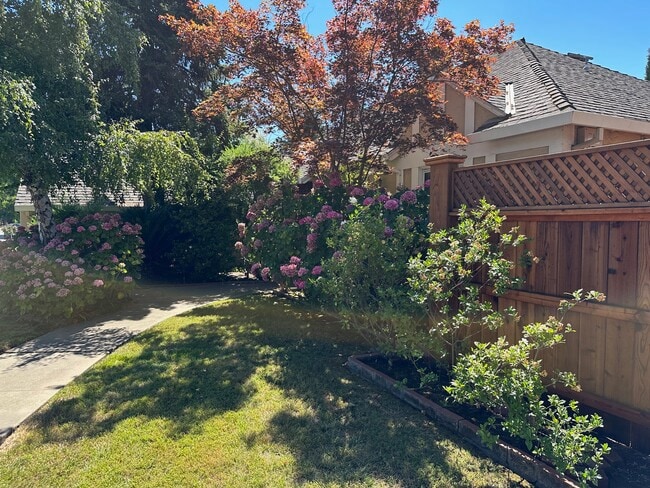 1274 W Monterey Ave in Stockton, CA - Foto de edificio - Building Photo