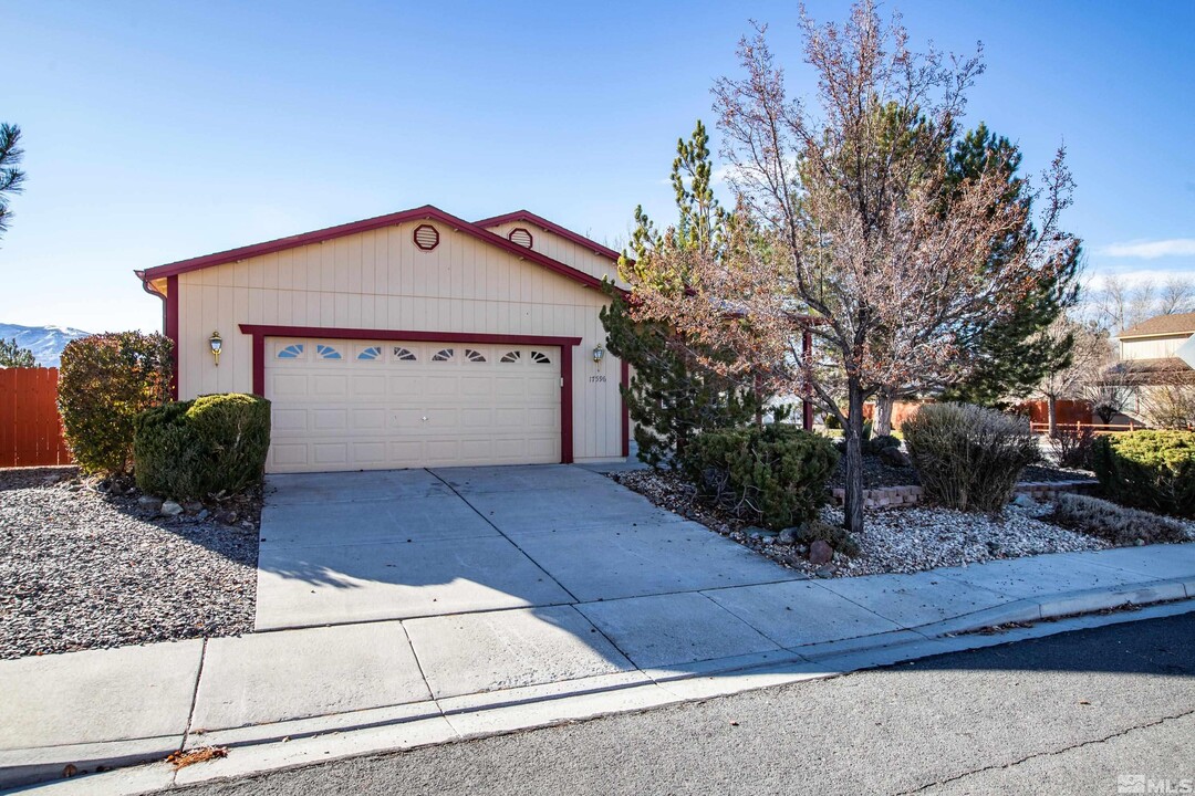 17596 Grand Valley Ct in Reno, NV - Building Photo