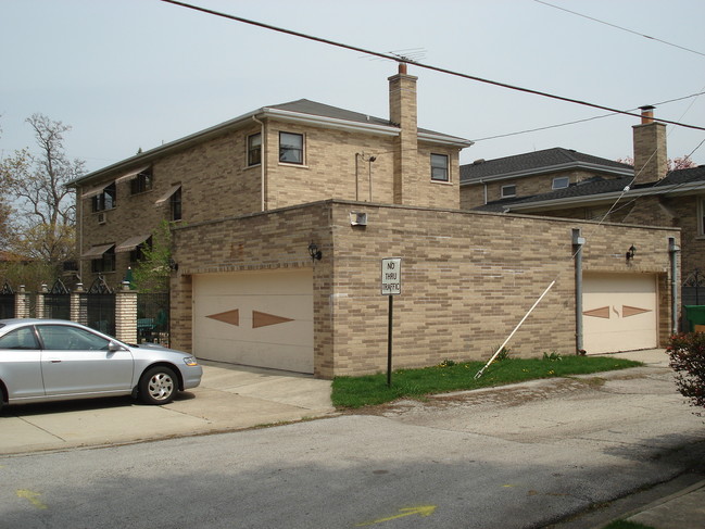 10625 W Cermak Rd in Westchester, IL - Foto de edificio - Building Photo