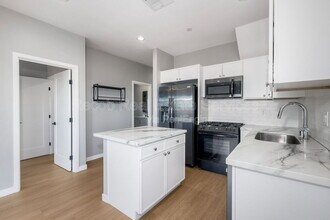 2394 W Jewett St in San Diego, CA - Building Photo - Building Photo