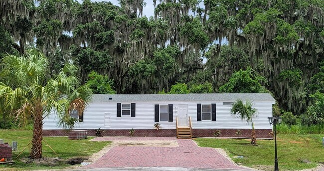 4074 NW 40th St in Lake Panasoffkee, FL - Building Photo - Building Photo