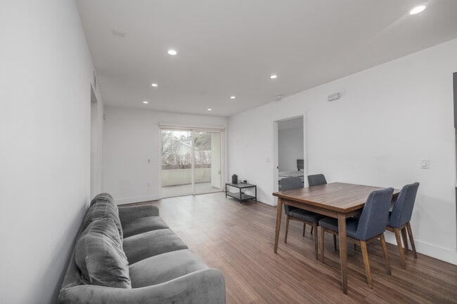 1450 S Barrington Ave in Los Angeles, CA - Foto de edificio - Interior Photo