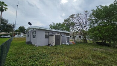 5013 SW 22nd St in West Park, FL - Building Photo - Building Photo