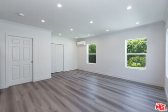 2037 Greenfield Ave in Los Angeles, CA - Foto de edificio - Building Photo