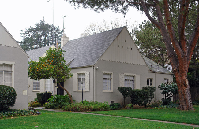 2308 Castro Way in Sacramento, CA - Foto de edificio - Building Photo