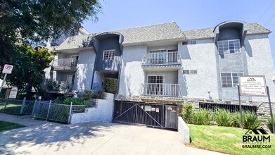 11007 Hartsook St in Los Angeles, CA - Building Photo - Building Photo