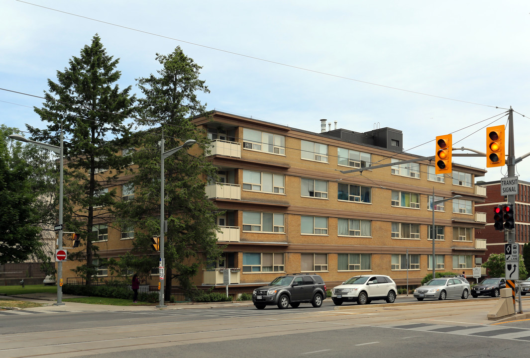 250 St Clair Ave W in Toronto, ON - Building Photo