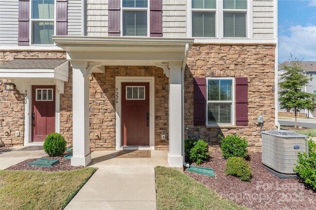 9226 Mallard Mls Dr in Charlotte, NC - Foto de edificio - Building Photo