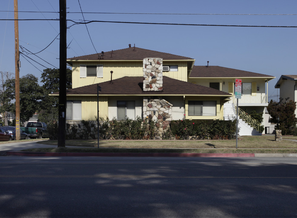 13423 Victory Blvd in Van Nuys, CA - Building Photo