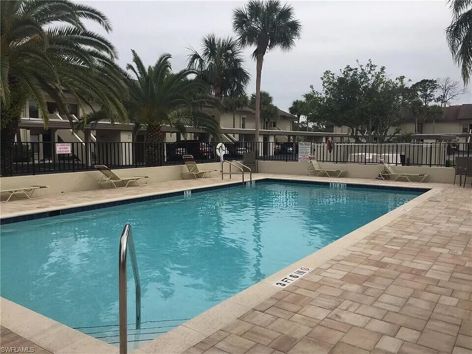 5770 Trailwinds Dr, Unit 211 in Ft. Myers, FL - Building Photo