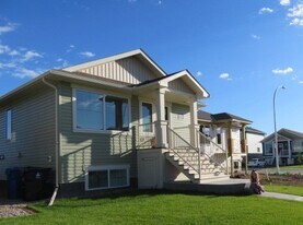 739 Coalbrook W in Lethbridge, AB - Building Photo