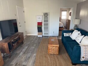 323 31st Pl, Unit APT in Manhattan Beach, CA - Building Photo - Building Photo