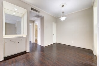 726 Bering Dr in Houston, TX - Building Photo - Building Photo