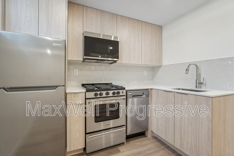 11113-11151 51 St NW in Edmonton, AB - Building Photo
