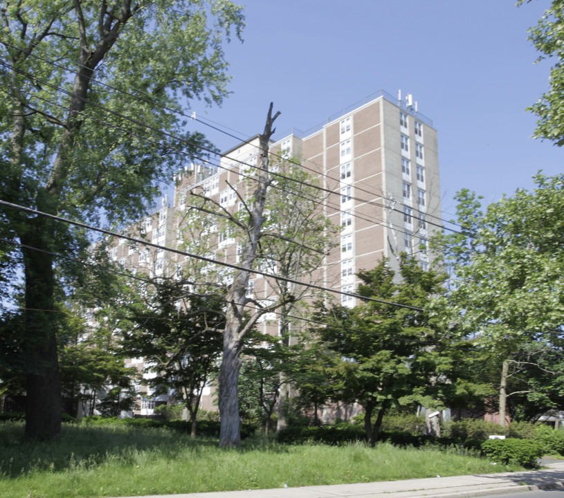 Luther Towers (55+) in Trenton, NJ - Foto de edificio