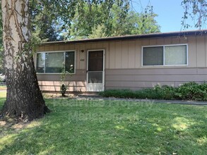 402 NW Clarke St in Grants Pass, OR - Building Photo - Building Photo