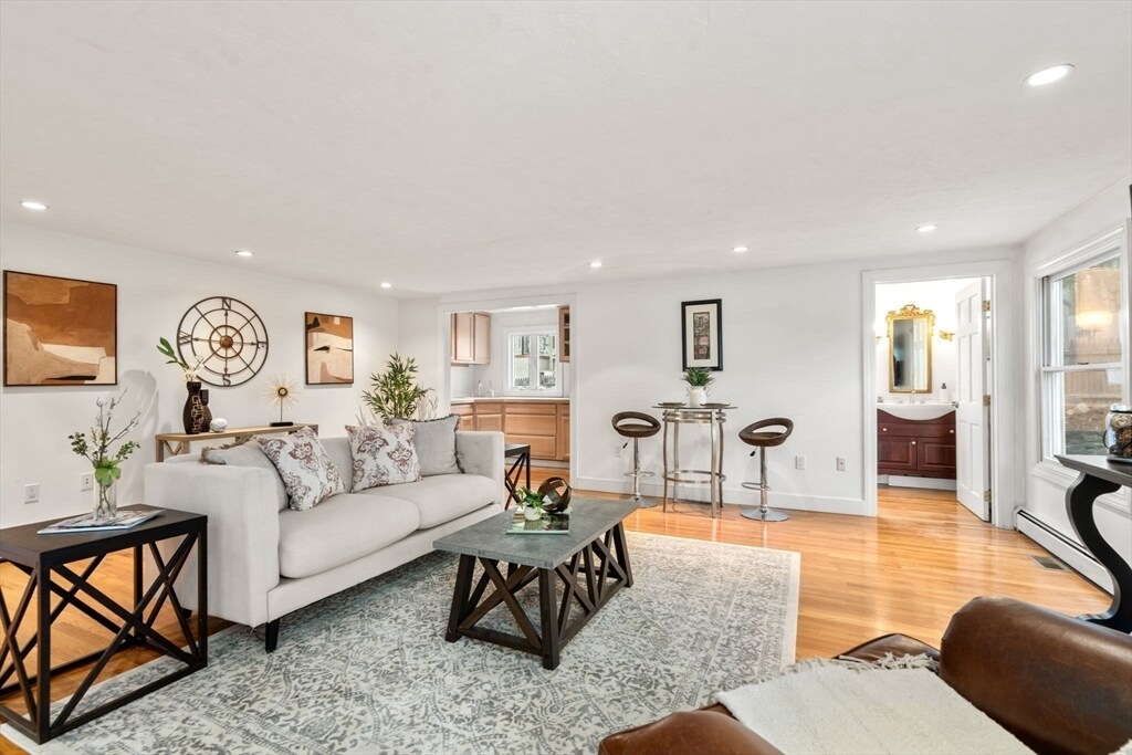 850 Dedham St in Newton, MA - Foto de edificio