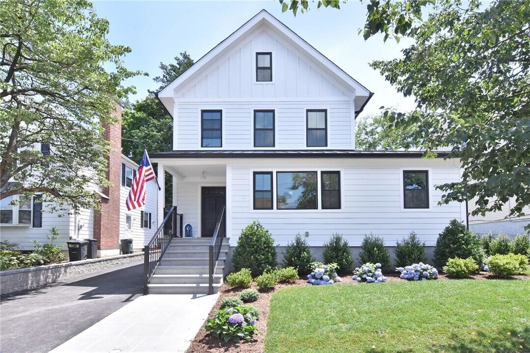 142 Second Ave in Pelham, NY - Building Photo