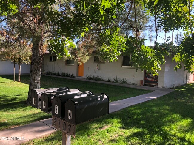 2103 S Granada Dr in Tempe, AZ - Building Photo - Building Photo