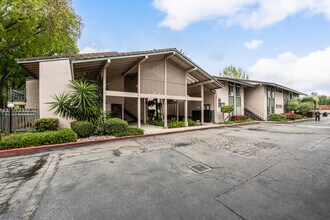 4888 Clayton Rd in Concord, CA - Foto de edificio - Primary Photo