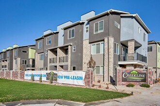 Creekline Townhomes in Denver, CO - Foto de edificio - Building Photo